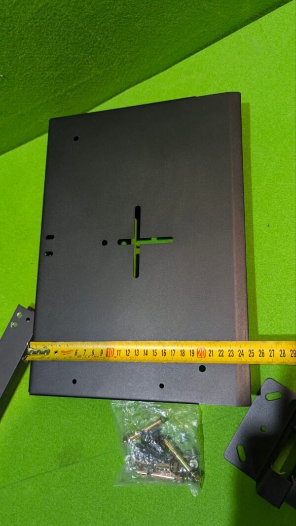 Placa de metal con tornillos y cinta métrica.