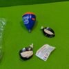 Peonza azul, cuerda y accesorios en césped verde.
