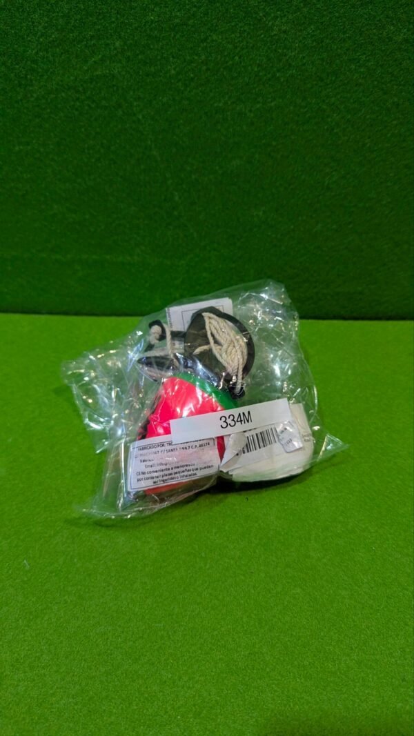 Paquete de juguetes en bolsa transparente sobre fondo verde.