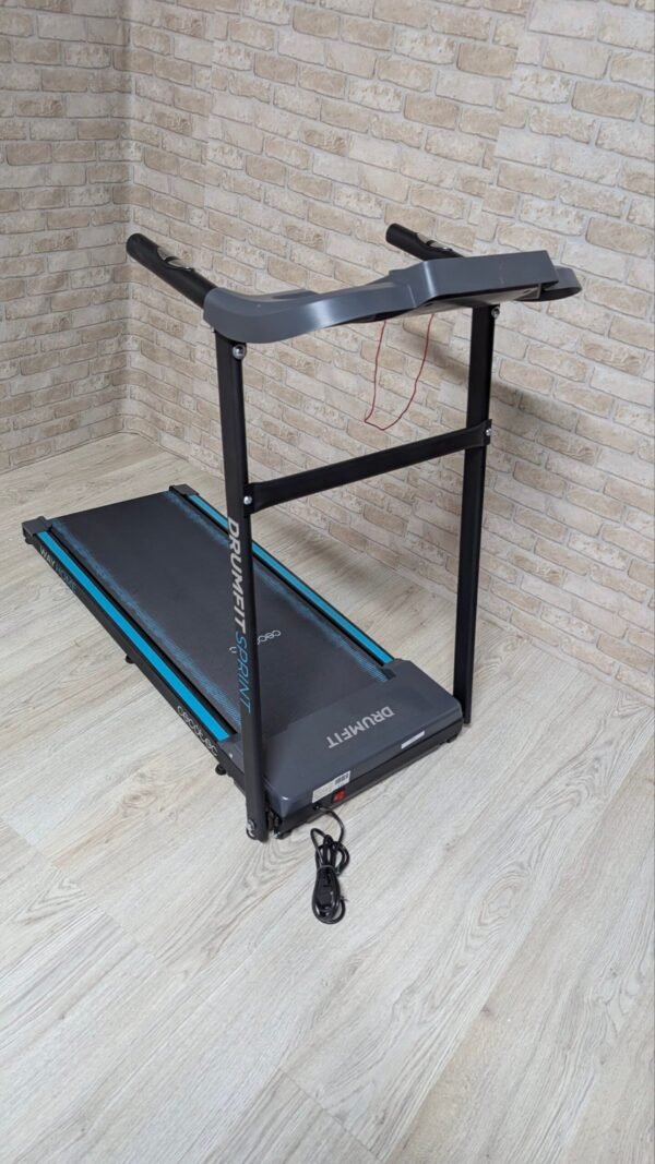 Cinta de correr en habitación con suelo de madera.