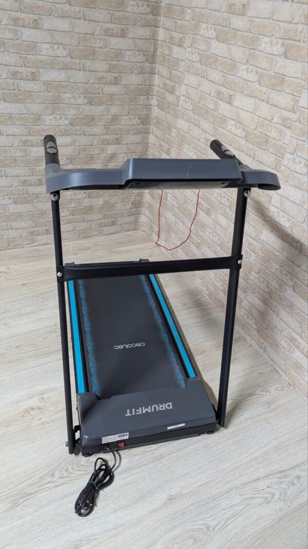 Cinta de correr plegable en esquina de sala.