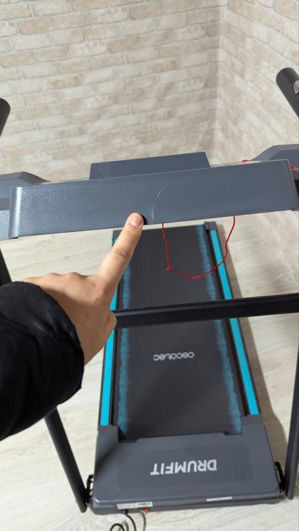 Cinta de correr con pantalla rayada.