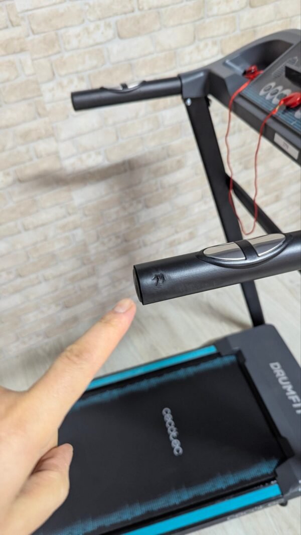 Mano señalando desgaste en cinta de correr Cecotec.