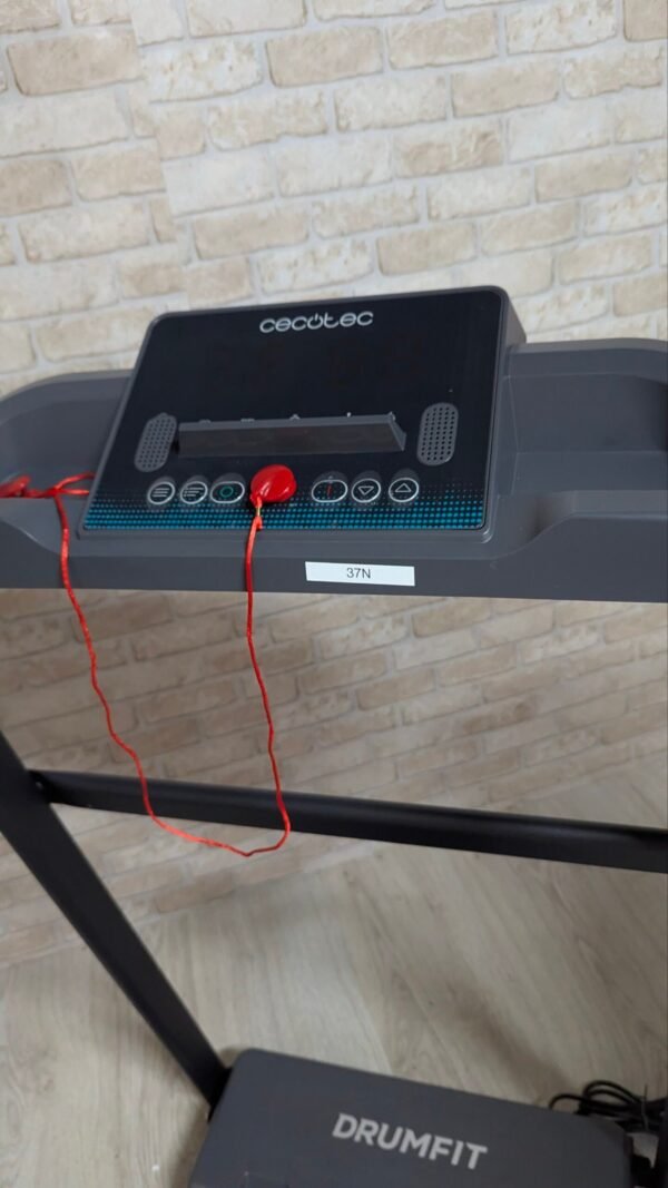 Cinta de correr Cecotec con panel de control.