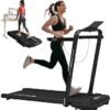 Mujer corriendo en cinta de correr eléctrica negra.