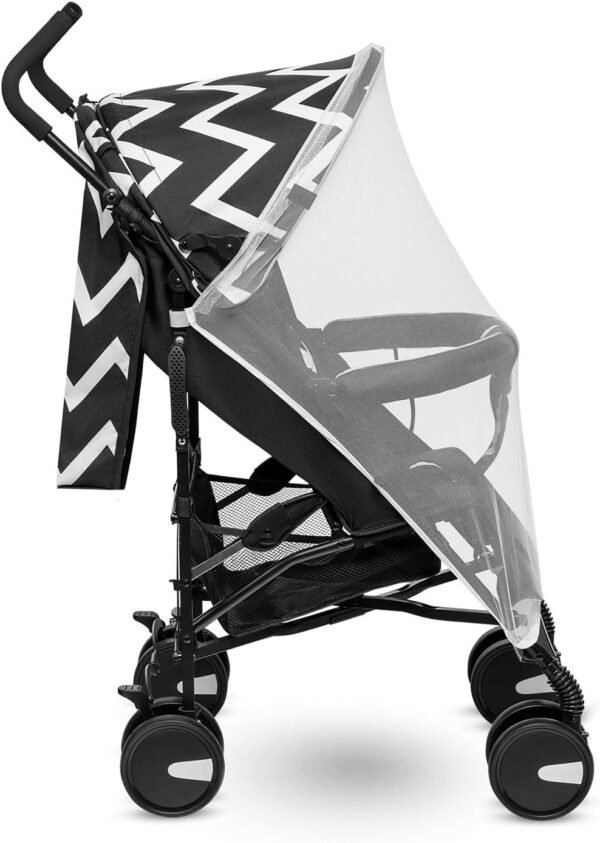 Cochecito de bebé con protector de lluvia blanco.