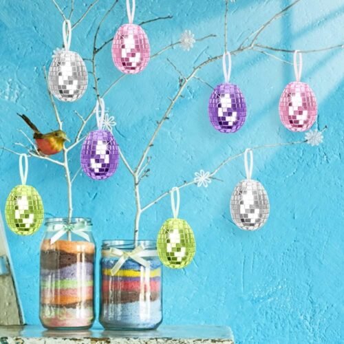 Huevos decorativos colgantes en árbol blanco, fondo azul.