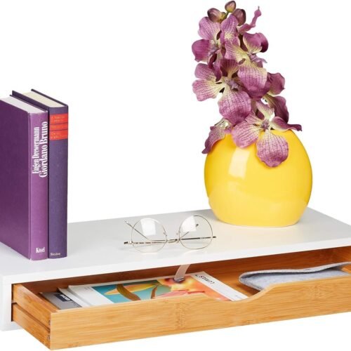 Estante blanco con libros, florero y gafas.