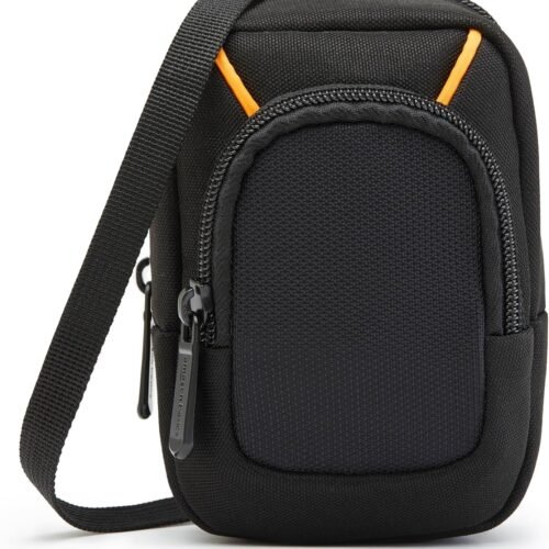 Bolso negro pequeño con correa ajustable.