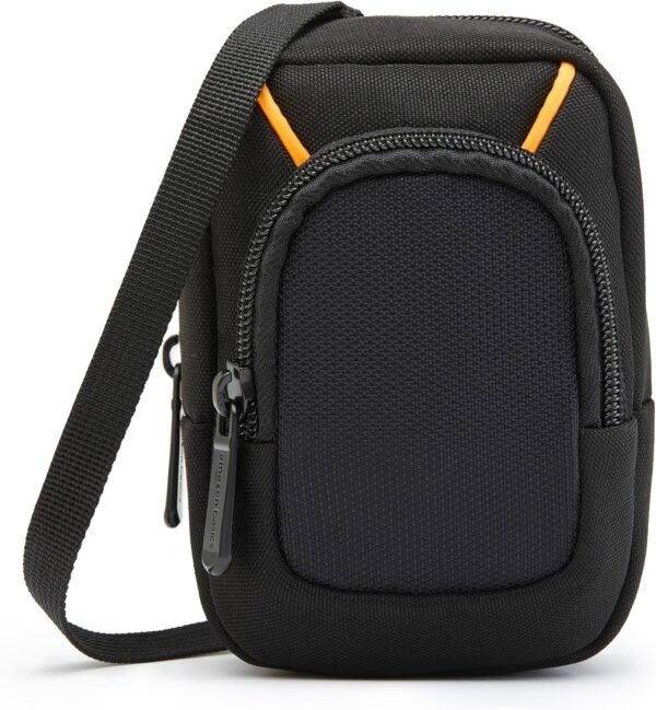 Bolso negro pequeño con correa ajustable.