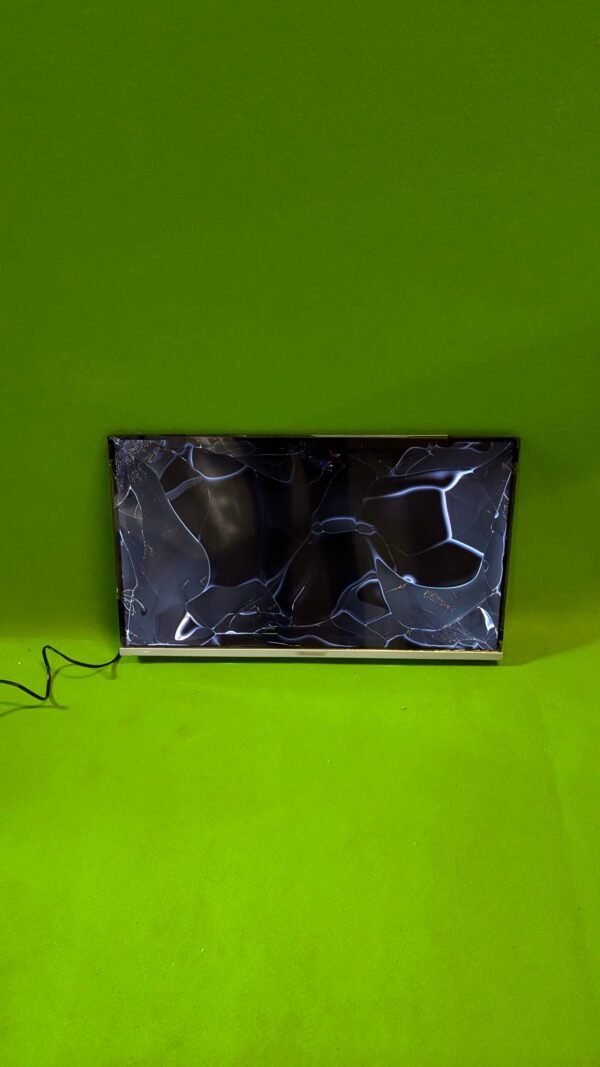 Pantalla rota sobre fondo verde brillante.