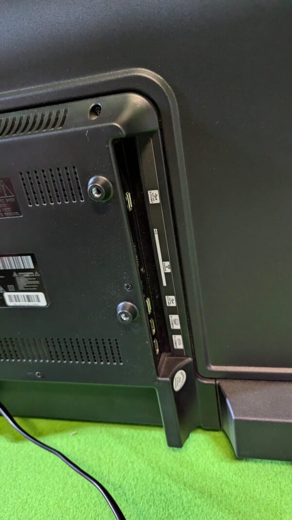 Conectores traseros de una pantalla LED.