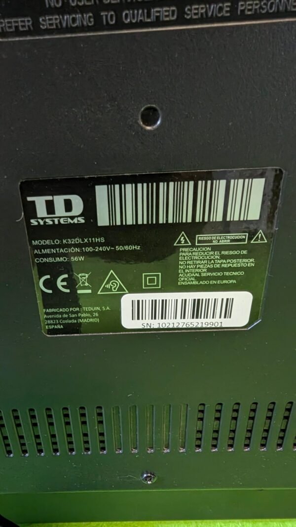 Etiqueta trasera de televisor TD Systems K32DLX11HS.