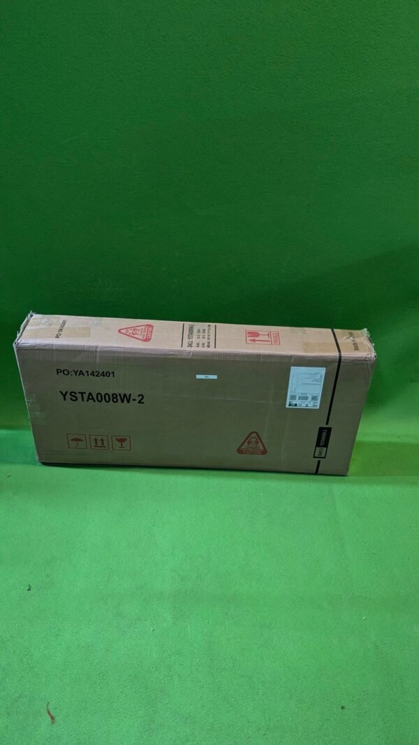 Caja de cartón sobre fondo verde