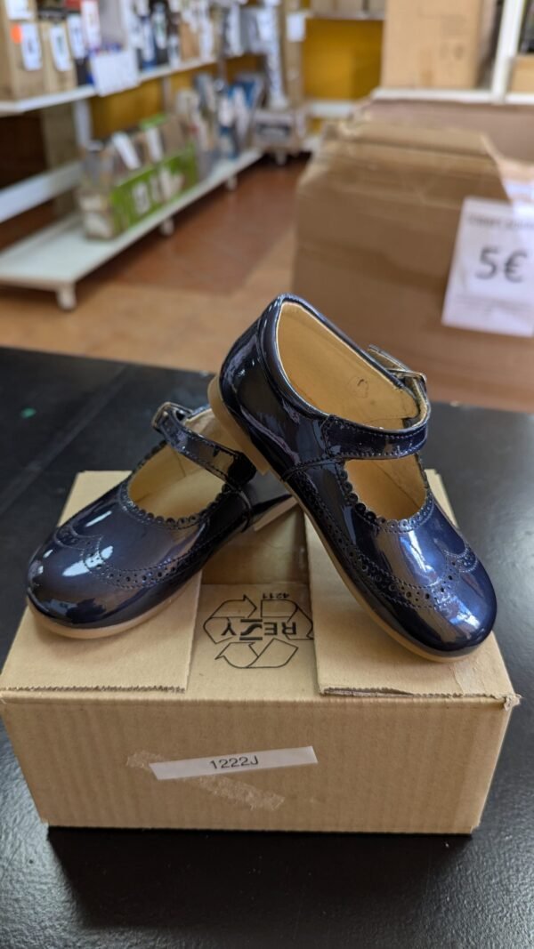 Merceditas charol de piel azul talla 25