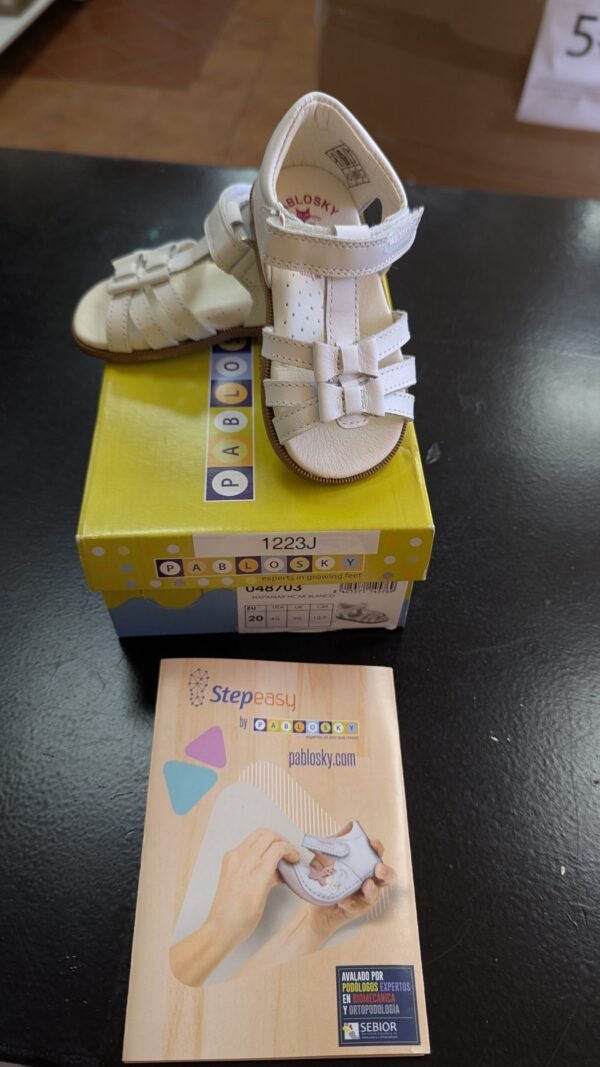 Sandalia Pablosky de piel en T con velcro y lazos talla 20