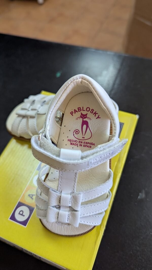 Sandalia Pablosky de piel en T con velcro y lazos talla 20