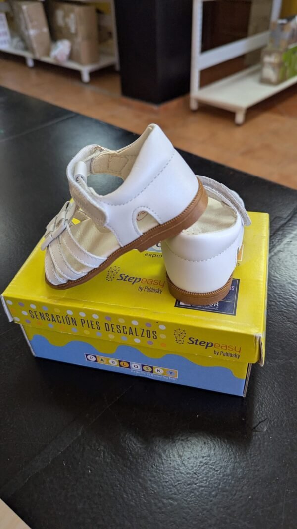 Sandalia Pablosky de piel en T con velcro y lazos talla 20