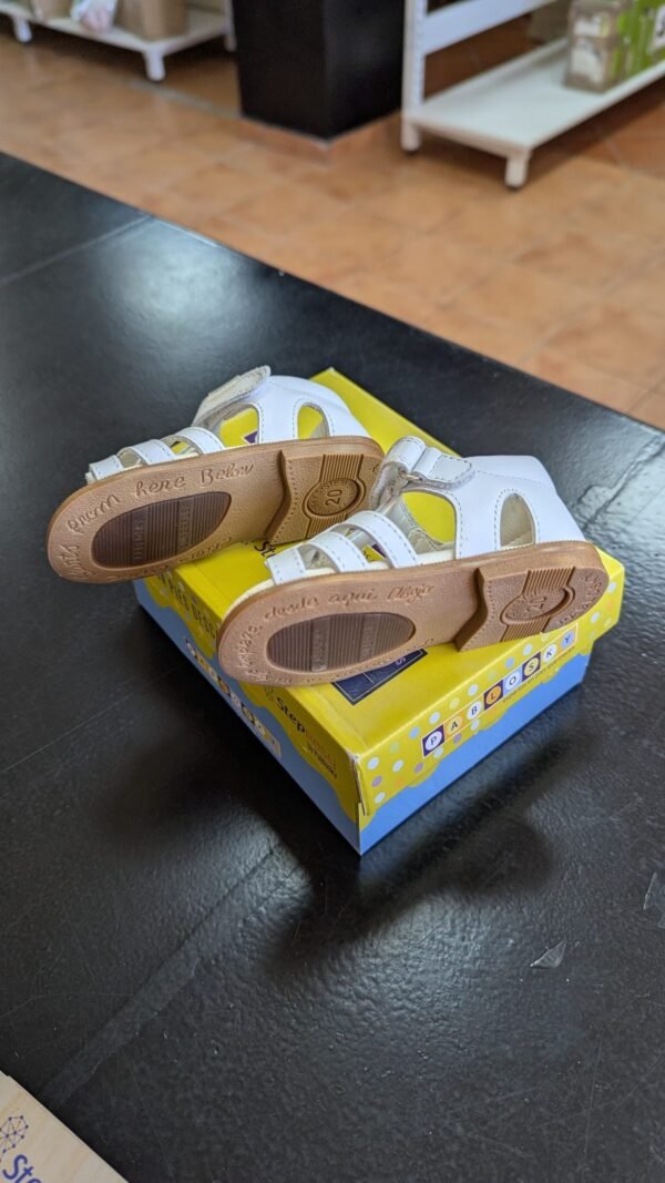 Sandalia Pablosky de piel en T con velcro y lazos talla 20