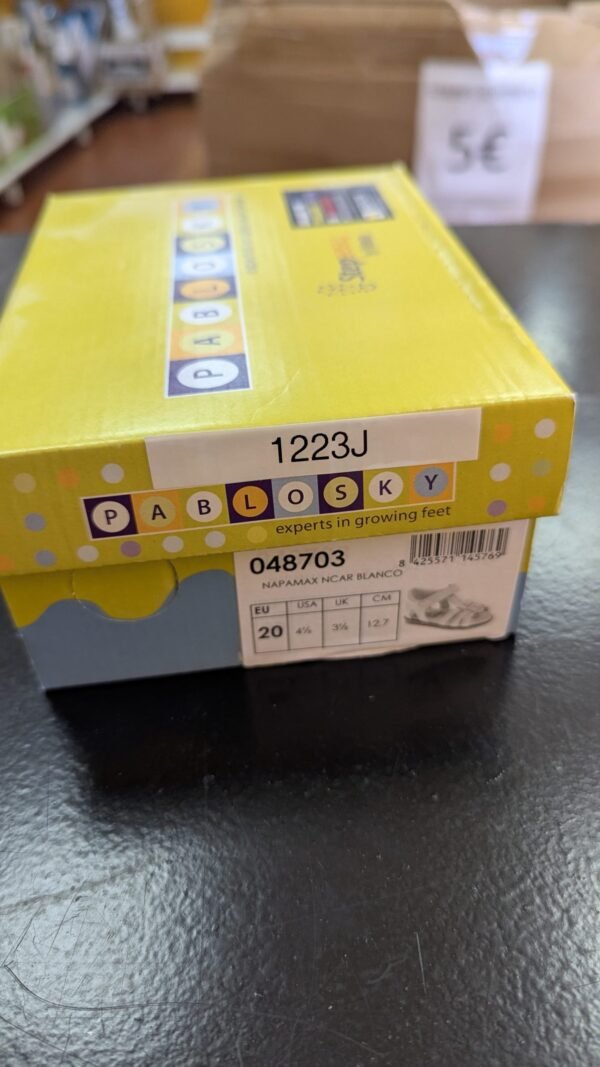 Sandalia Pablosky de piel en T con velcro y lazos talla 20