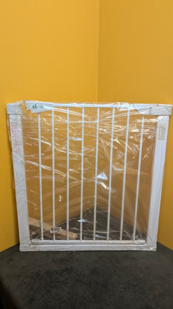 Puerta de seguridad blanca envuelta en plástico.