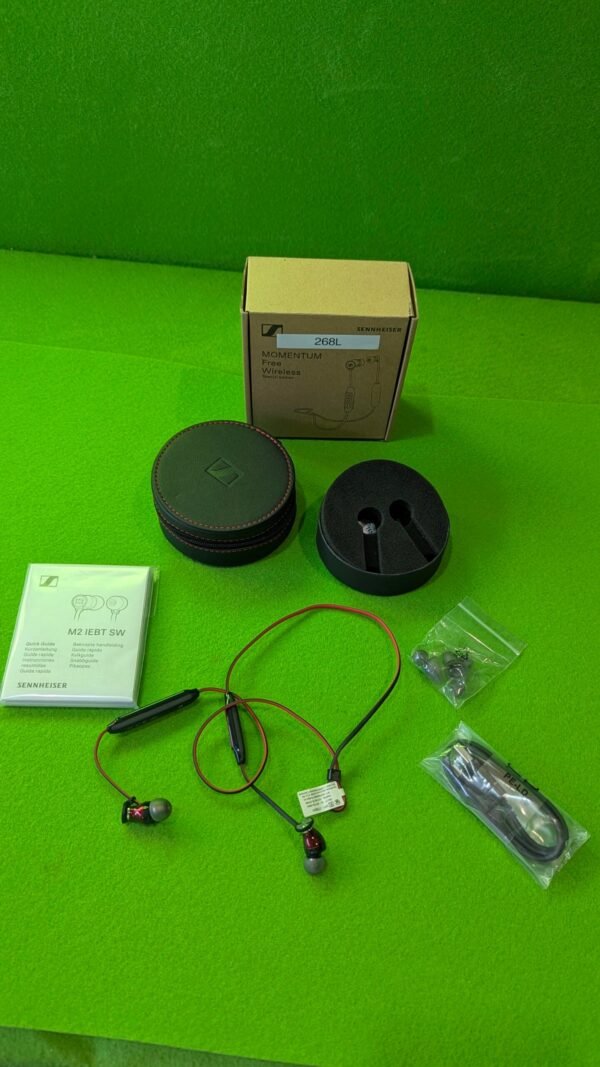Auriculares inalámbricos Sennheiser Momentum con accesorios incluidos.