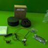 Auriculares inalámbricos y accesorios sobre fondo verde.