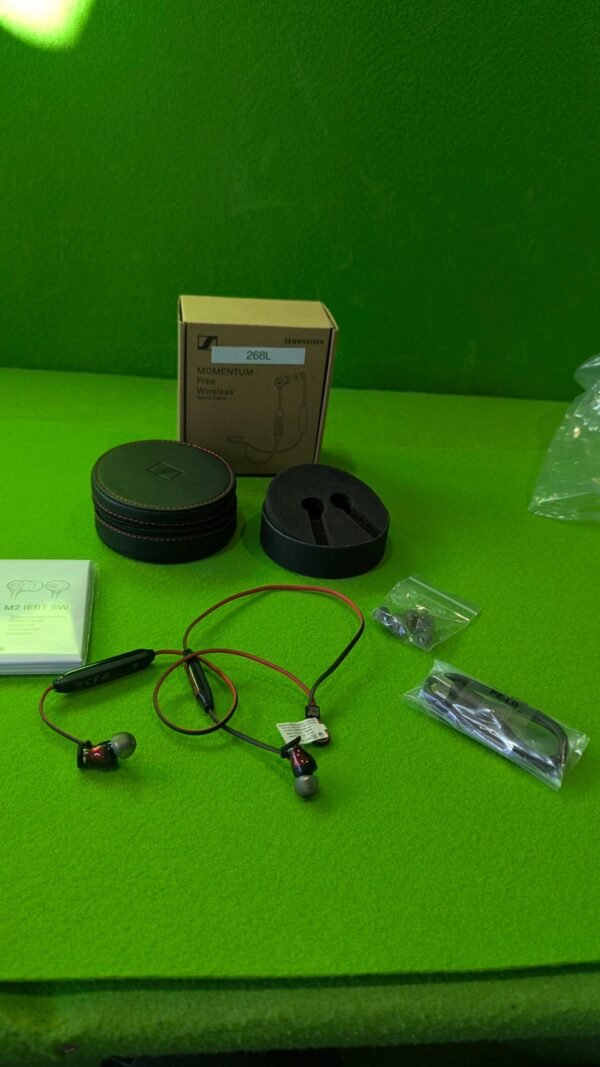 Auriculares inalámbricos y accesorios sobre fondo verde.