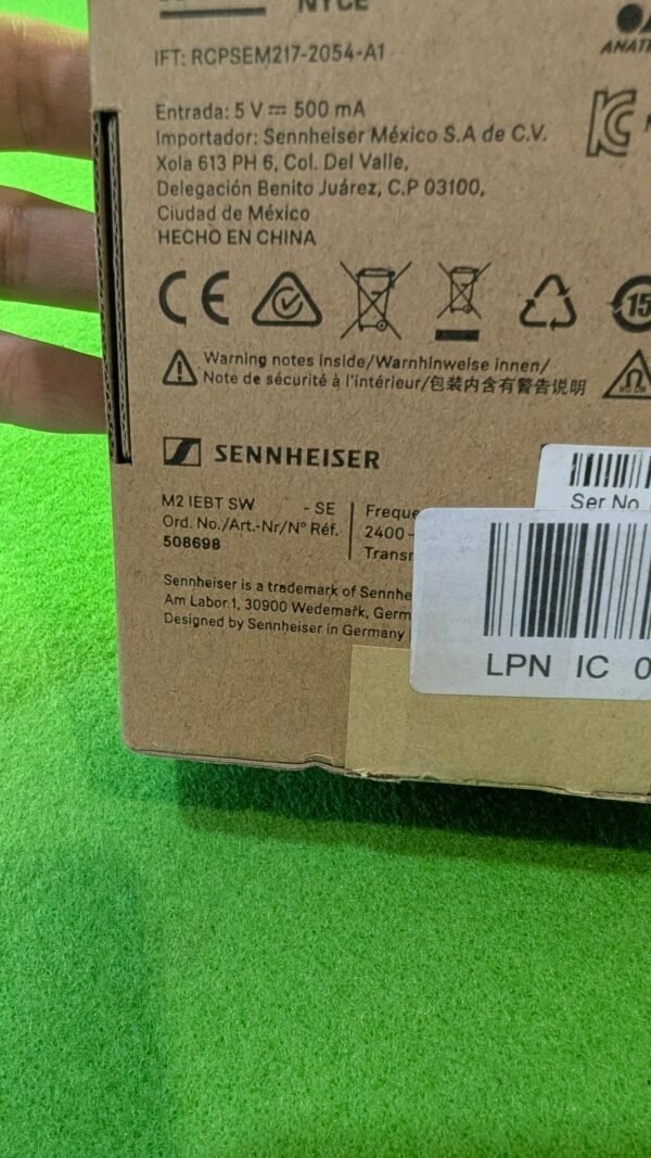 Caja de auriculares Sennheiser con especificaciones técnicas.