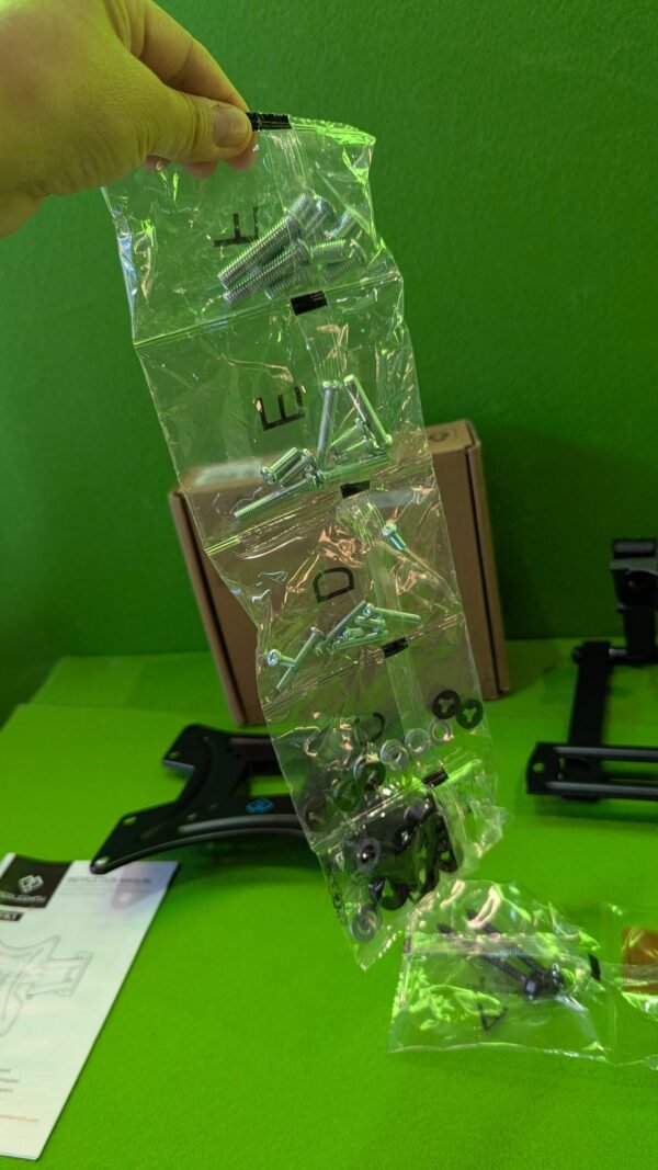 PXL_20250725_182921532-scaled-1.jpg Caja con tornillos y manual de montaje