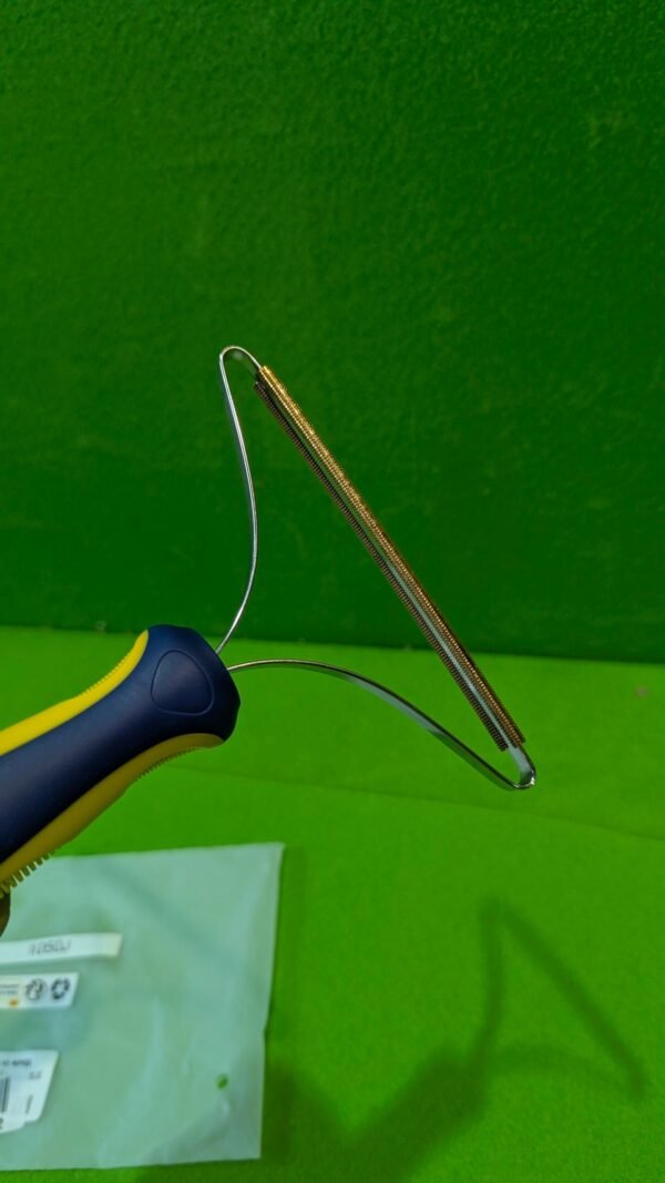 Herramienta de jardinería sobre fondo verde