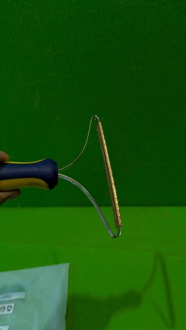 Cepillo removedor de pelo en fondo verde.