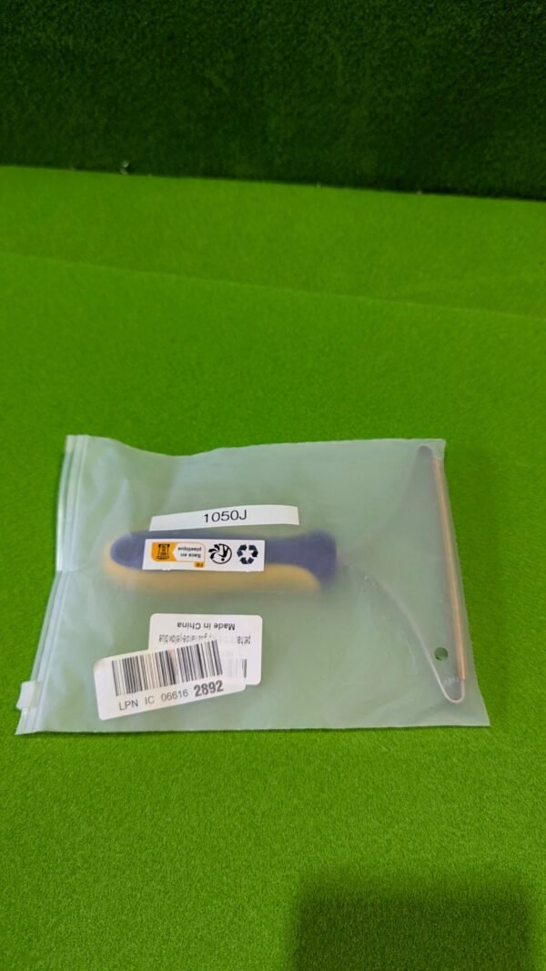 Cepillo dental en sobre sobre fondo verde.