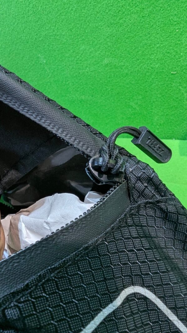 Cierre de cremallera negro de un bolso.