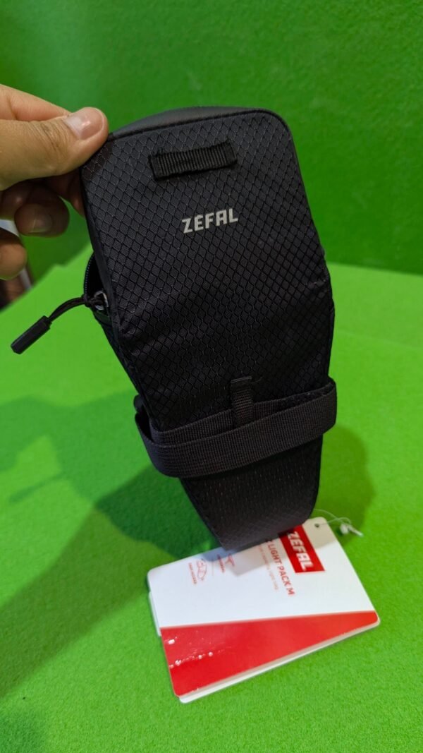 Bolsa de bicicleta Zefal negra en mano.