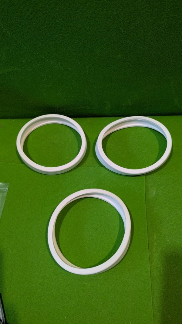 Tres anillos blancos sobre fondo verde.