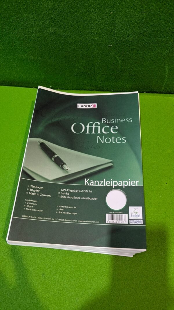 PXL_20250727_115621621-scaled-1.jpg Bloc de notas Landré verde sobre césped.