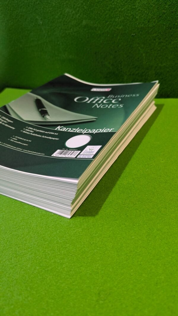 PXL_20250727_115626274-scaled-1.jpg Cuaderno de oficina sobre mesa verde.