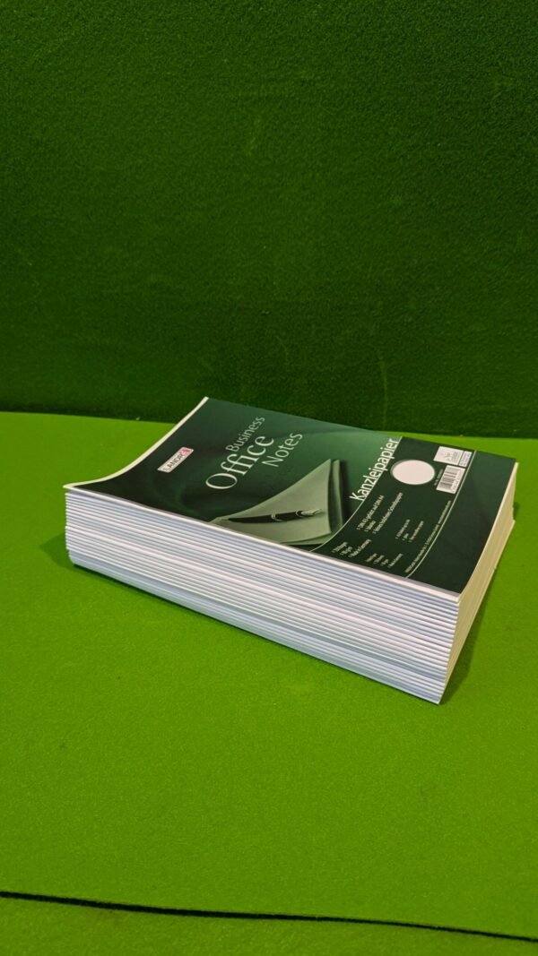 PXL_20250727_115634882-scaled-1.jpg Cuaderno de notas sobre mesa verde