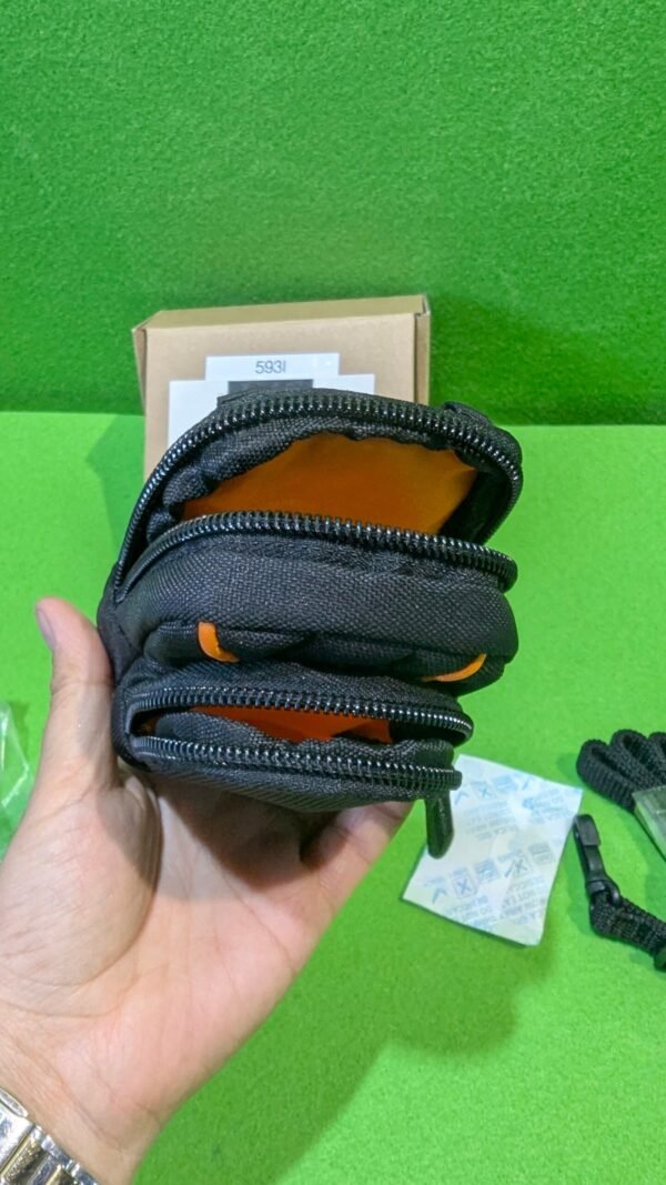 Bolsa negra de mano con cremalleras