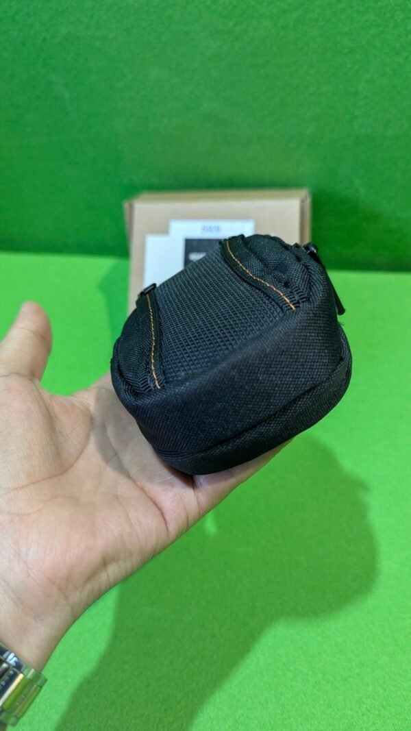 Bolsa de viaje negra sobre mano abierta.