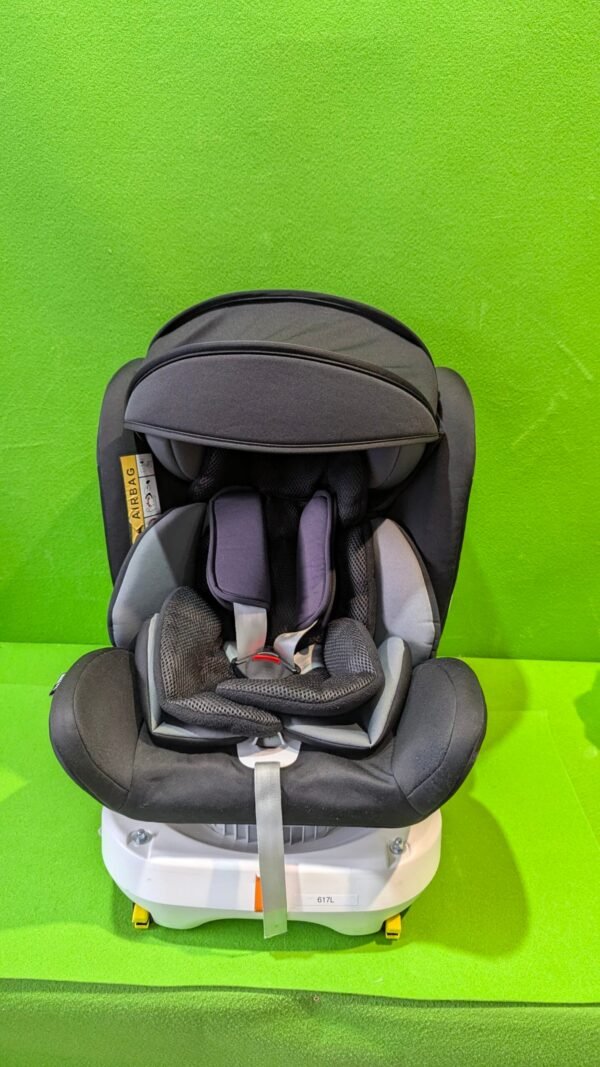 Silla de coche para bebé sobre fondo verde.