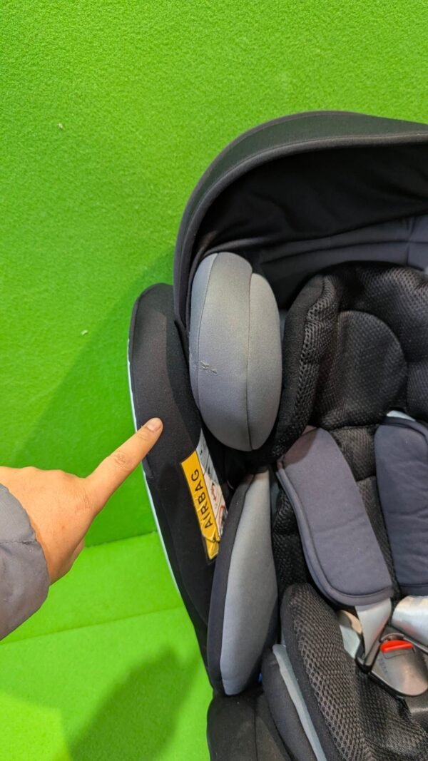 Silla de coche para bebé con etiqueta de airbag.