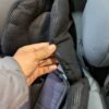 Ajuste del acolchado en silla de coche infantil.