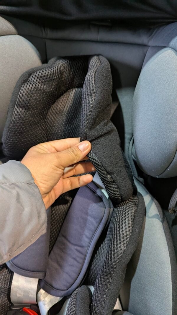 Ajuste del acolchado en silla de coche infantil.