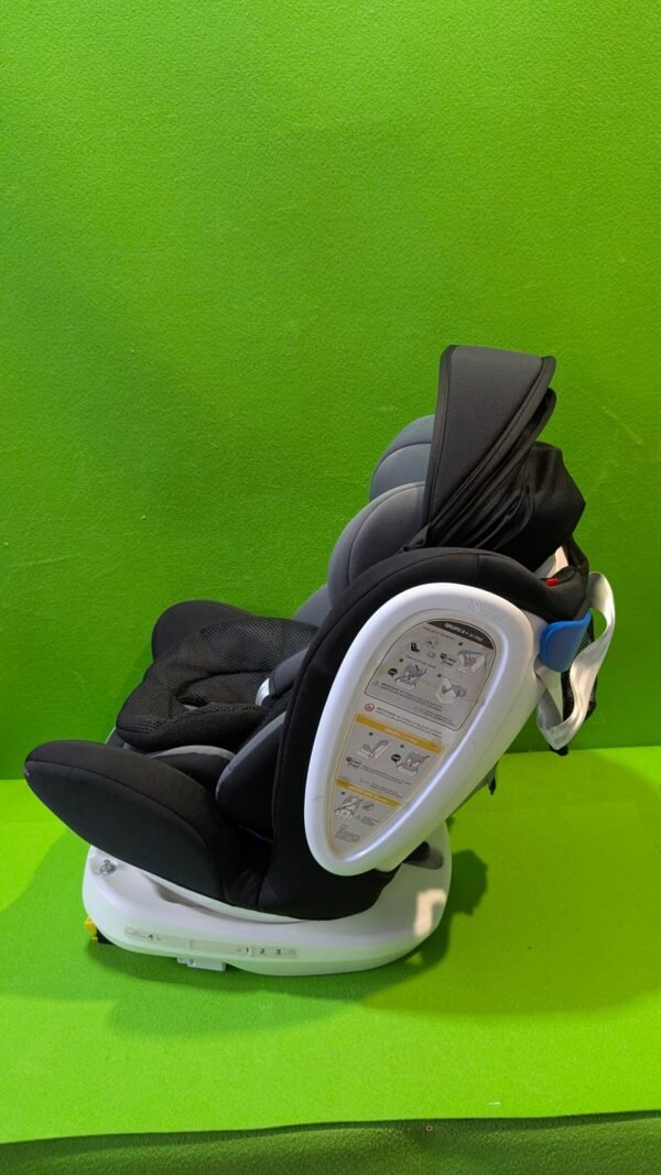 Silla de coche infantil sobre fondo verde brillante.