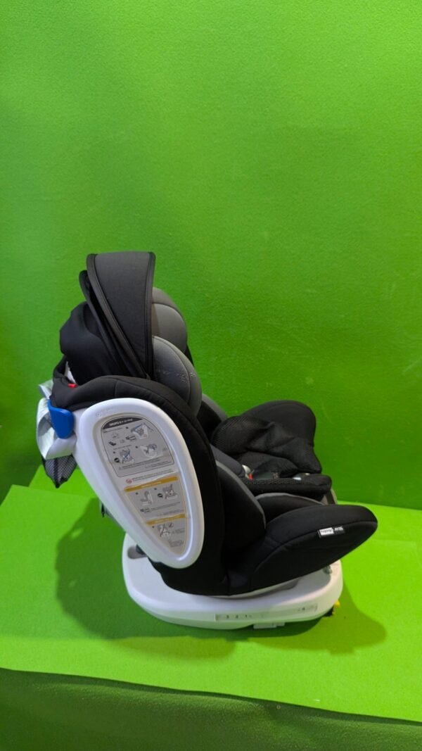 Silla de coche para niños en fondo verde.