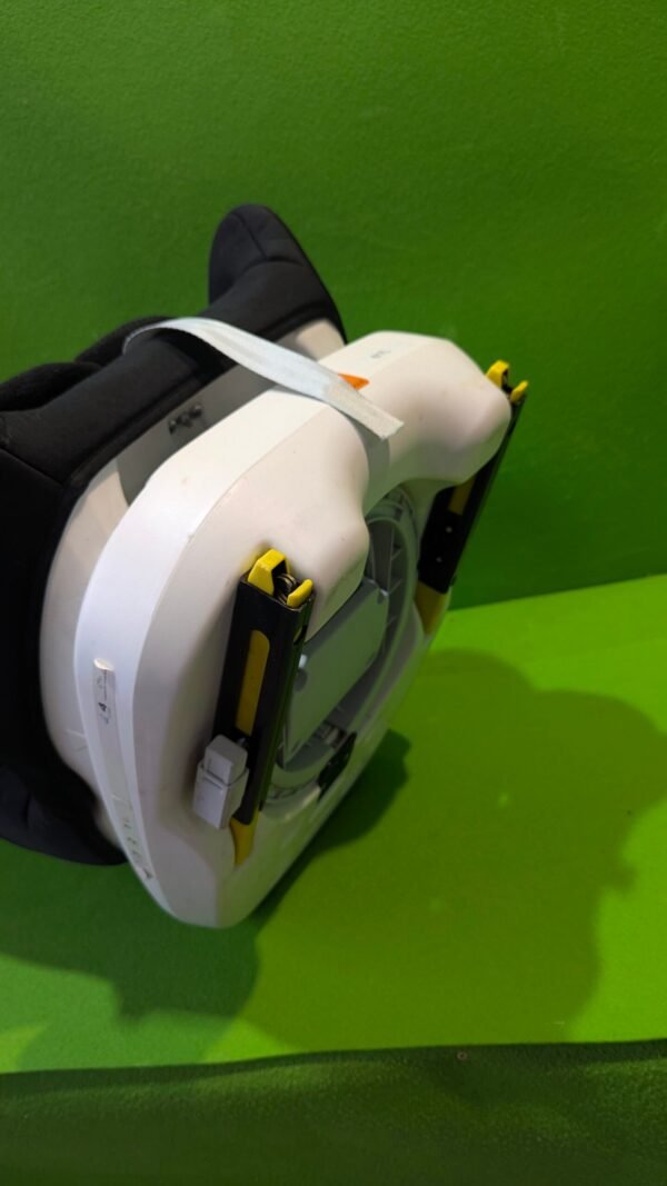 Un neumático eléctrico portátil sobre fondo verde