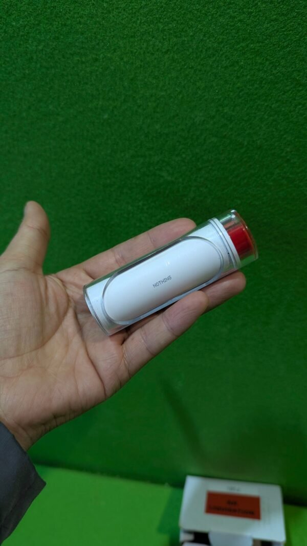 PXL_20250828_174135863-scaled-1.jpg Persona sosteniendo dispositivo blanco y rojo en mano