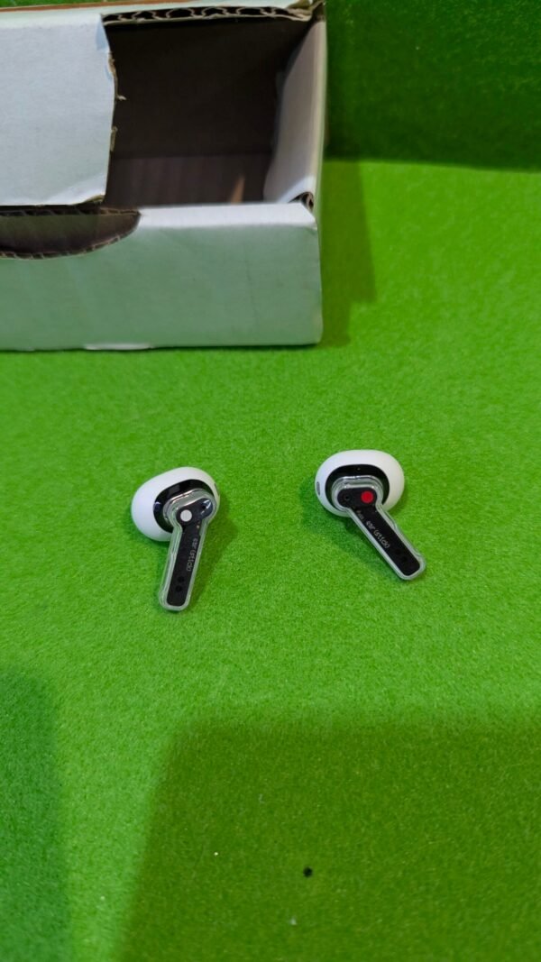 PXL_20250828_174214320-scaled-1.jpg Auriculares inalámbricos sobre superficie verde